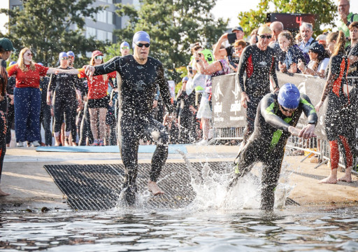 Zwei Athleten rennen ins Wasser
